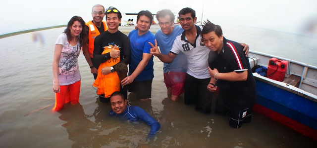 SEA Aquarium members with SOS Malaysia